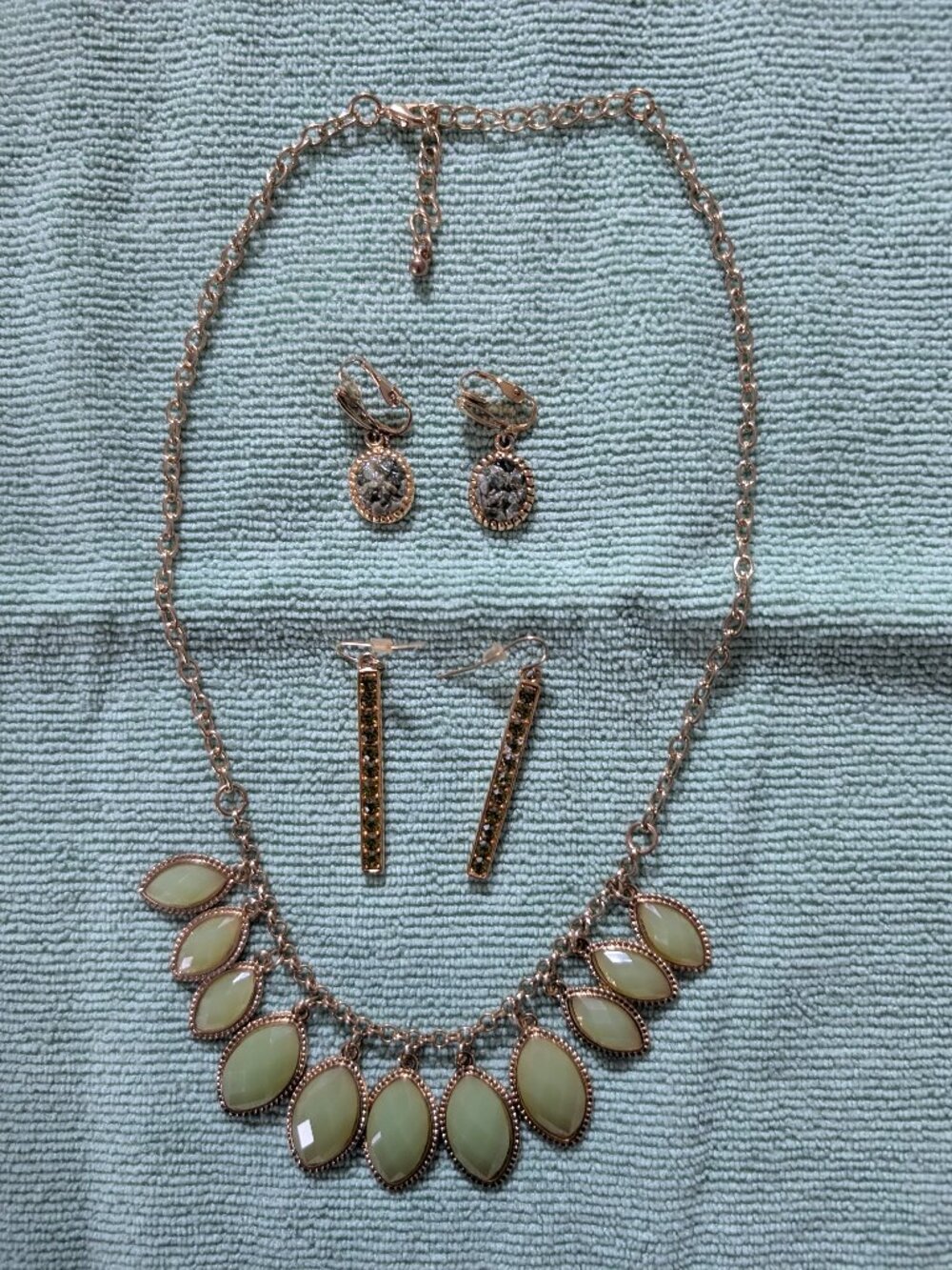 Green stone necklace with 2 sets of earings